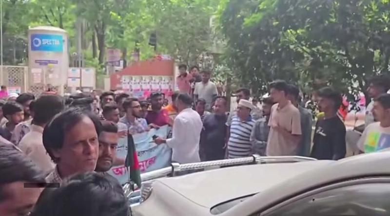 পরিচালকের অপসারণ চেয়ে স্বাস্থ্য প্রতিমন্ত্রীর গাড়ি ঘেরাও