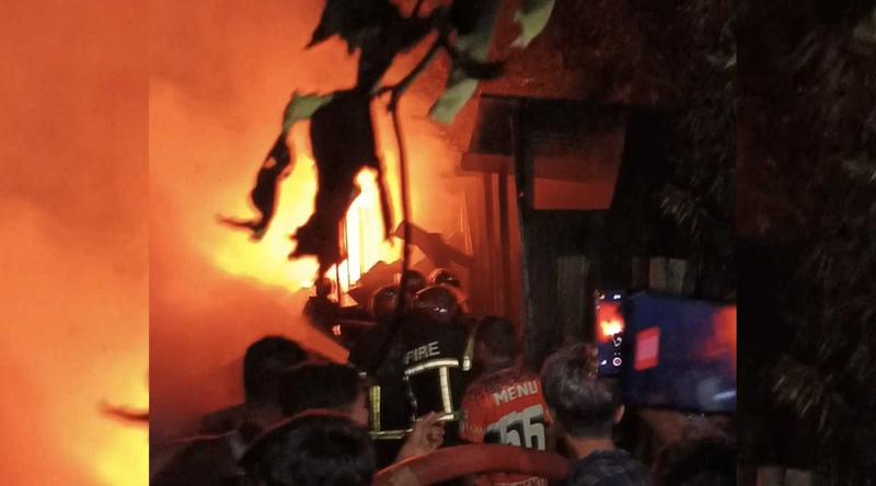 কিশোরগঞ্জে তুলার গুদামে আগুন