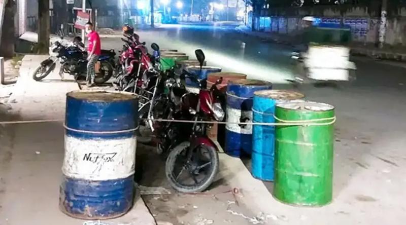 পাম্পের লাইনে মোটরসাইকেল রেখে গেস্ট হাউজে রাত কাটালেন চালকরা