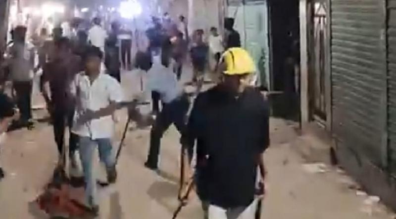 ক্রিকেট খেলার সময় ফুটবল খেলতে না দেওয়ায় তুমুল সংঘর্ষে আহত ৩০