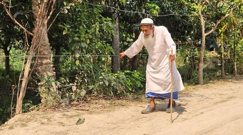 দড়ি বেয়ে মসজিদে যাওয়া নাটোরের অন্ধ মুয়াজ্জিন আব্দুর রহমান আর নেই