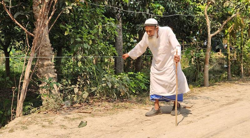 দড়ি বেয়ে মসজিদে যাওয়া নাটোরের অন্ধ মুয়াজ্জিন আব্দুর রহমান আর নেই