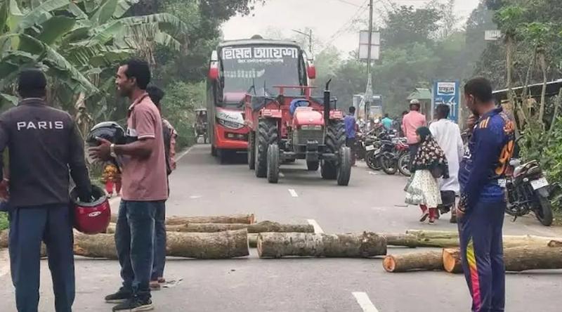 তেল না পেয়ে মোটরসাইকেল চালকদের রাস্তা অবরোধ
