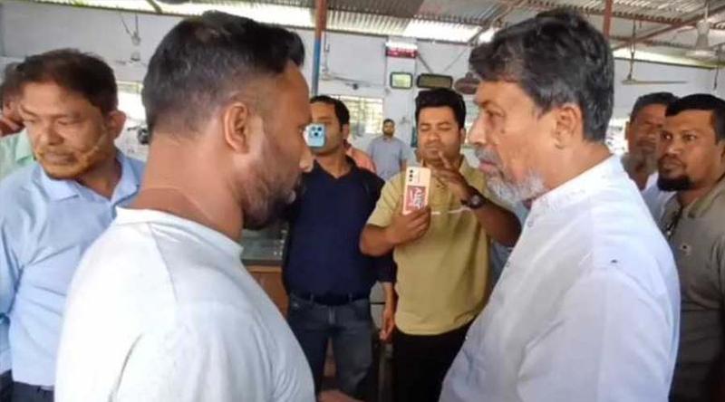 দালাল ও চাঁদাবাজ ধরতে রেজিস্ট্রার অফিসে তালা মেরে সংসদ সদস্যের অভিযান