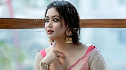 আপনি কাউকে খুশি করতে পারবেন না : ভাবনা