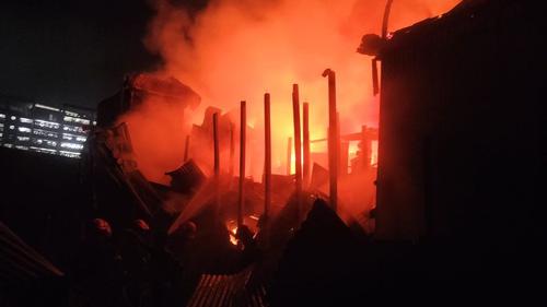 আগুনে পুড়লো গাজীপুর মিলগেইটের প্রায় ৫০টি বসতঘর