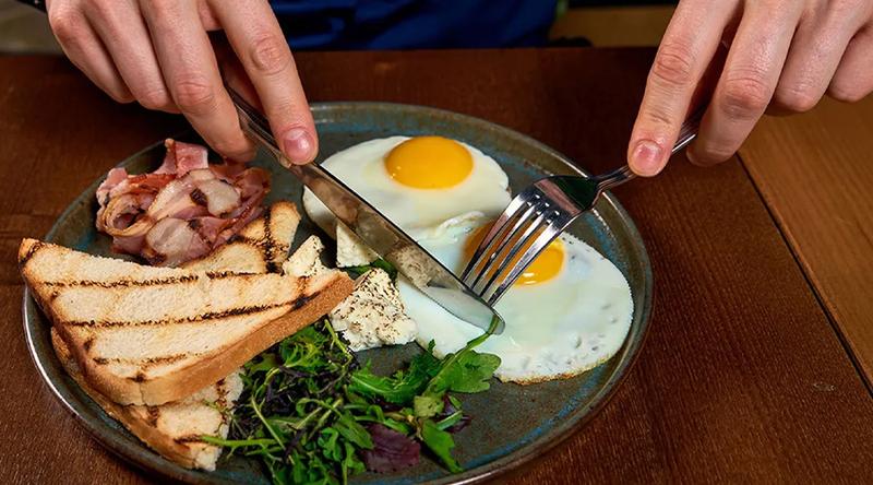 প্রতিদিন একই সময়ে খাবার খেলে শরীরে কী ঘটে?