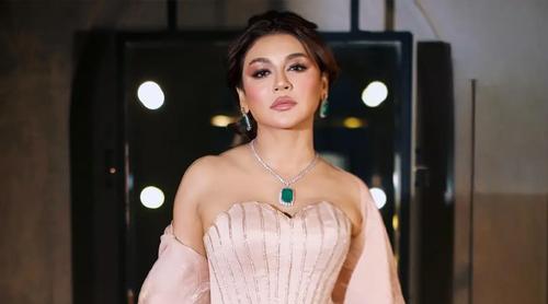 গ্ল্যামারাস লুকে নেটিজেনদের নজর কাড়লেন জয়া