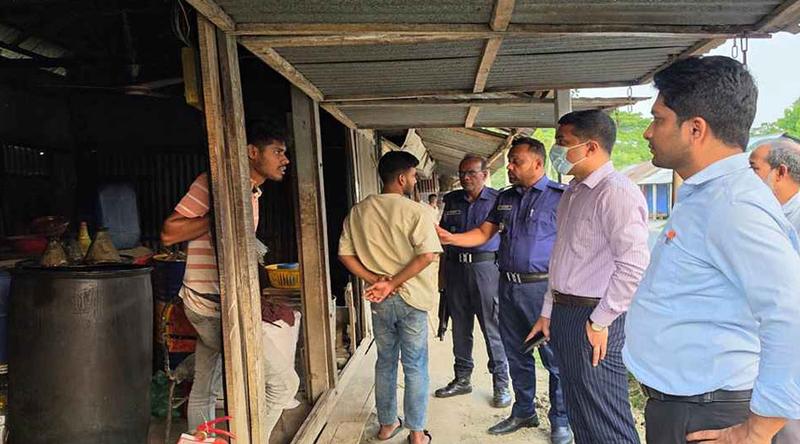 অতিরিক্ত দামে পেট্রোল বিক্রি করায় দুই ব্যবসায়ীকে জরিমানা