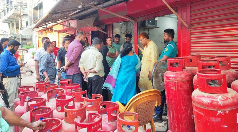 ক্রেতা সেজে দোকানে এনএসআই, বেশি দামে গ্যাস বিক্রি করায় জরিমানা