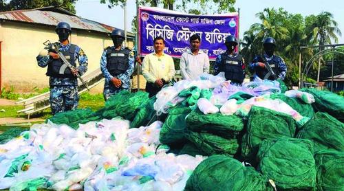 হাতিয়ায় কোস্ট গার্ডের অভিযান, ৪০ লাখ টাকার জাল ও পলিথিন জব্দ