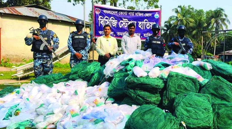 হাতিয়ায় কোস্ট গার্ডের অভিযান, ৪০ লাখ টাকার জাল ও পলিথিন জব্দ