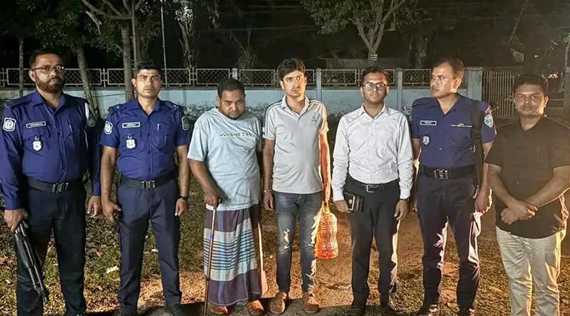 বাইকের তেল বোতলে: খোলা বাজারে চড়া দামে বিক্রি