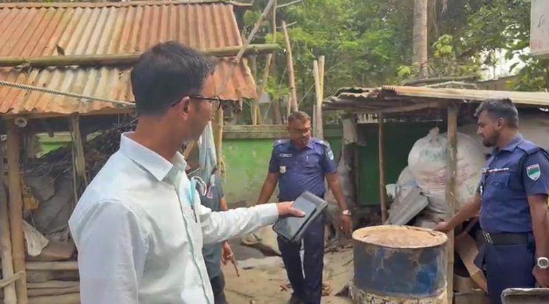 ঝিনাইদহে অবৈধ পেট্রোল জব্দ, বিক্রেতাকে জরিমানা