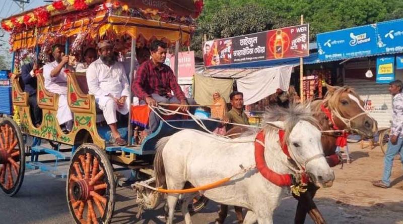 ঘোড়ার গাড়িতে করে অধ্যক্ষকে রাজকীয় বিদায়