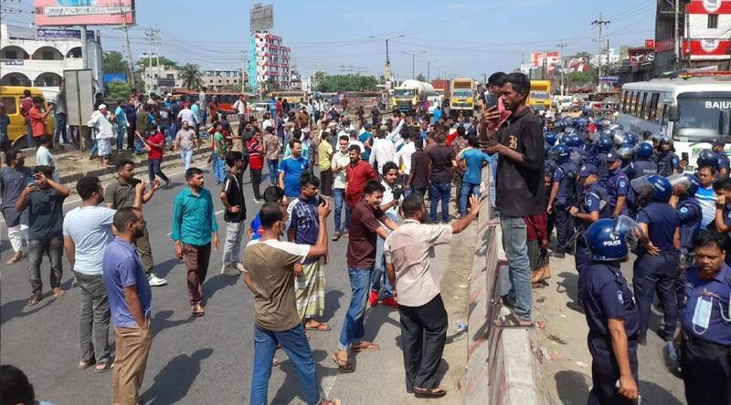 বকেয়া বেতনের দাবিতে কুমিল্লায় ইপিজেড শ্রমিকদের মহাসড়ক অবরোধ
