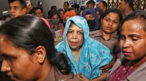 হুড়োহুড়িতে আদালতের সিঁড়িতে পড়ে গেলেন শিরীন শারমিন চৌধুরী