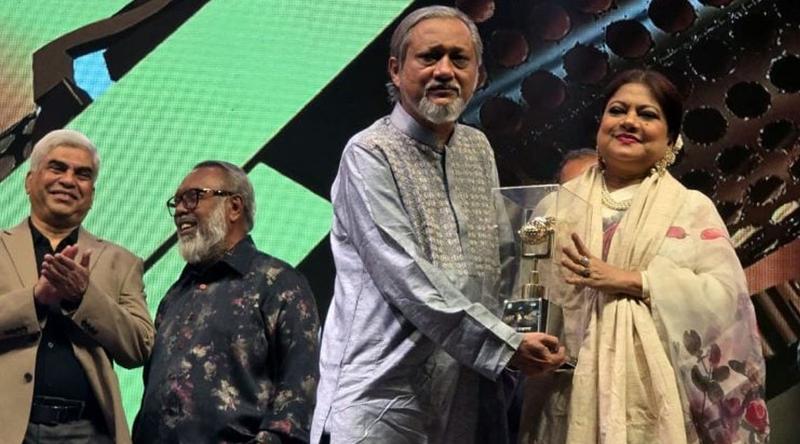 আজীবন সম্মাননা স্বামীর হাতে তুলে দিয়ে কি বললেন কনকচাঁপা?