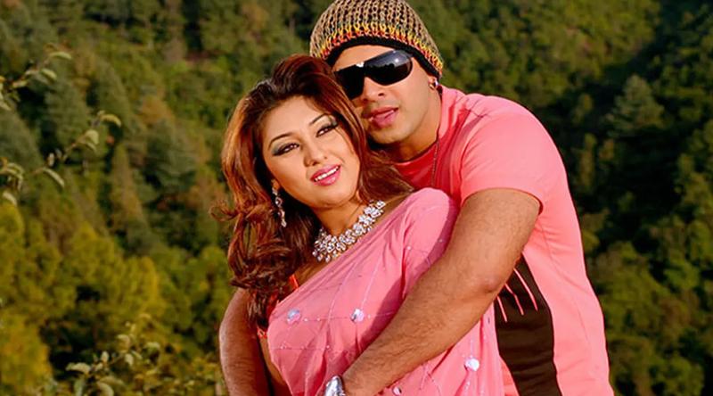 কলেজ গেটেই শুরু হয়েছিল অপু-শাকিবের গল্প