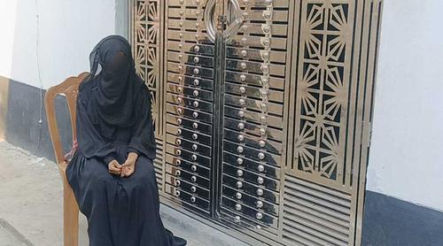 চাঁদপুরে বিয়ের দাবিতে প্রেমিকের বাড়িতে তরুণীর অনশন