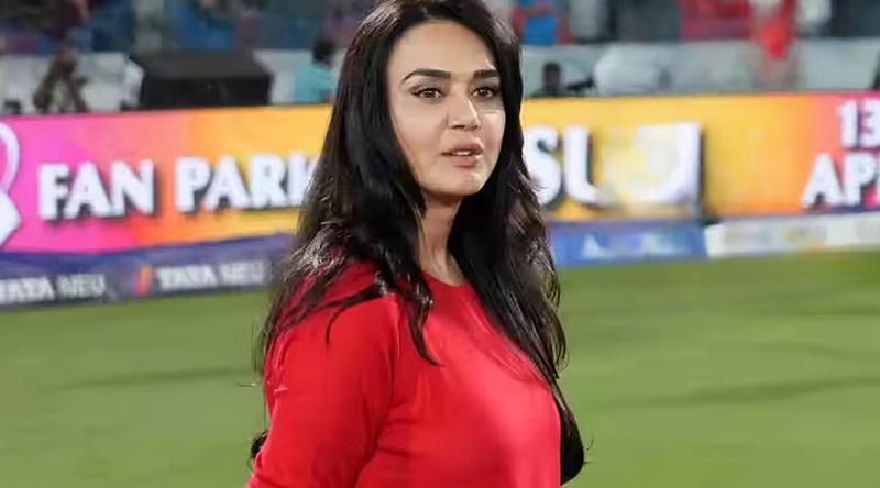 খেলার মাঠে নজর কাড়লেন প্রীতি জিনতা