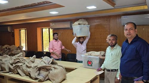 কেন্দ্রে কেন্দ্রে পৌঁছাচ্ছে ভোটের সরঞ্জাম, শেরপুর-৩ আসনে ভোটগ্রহণ কাল