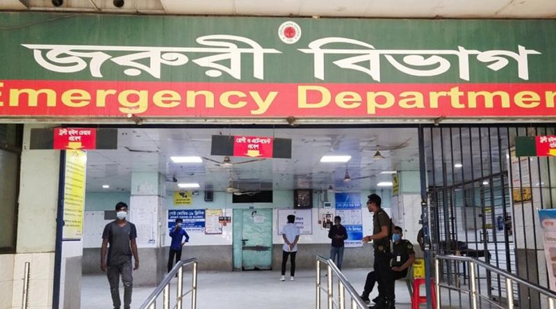 ঢামেকে চিকিৎসকদের সঙ্গে ঢাবি শিক্ষার্থীদের সংঘর্ষ, বন্ধ জরুরি বিভাগ