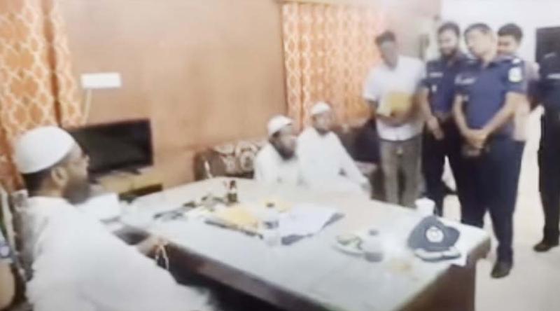 ওসির চেয়ারে বসে আইনশৃঙ্খলা নিয়ে দিক-নির্দেশনা এমপির, ভিডিও ভাইরাল