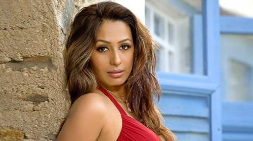 অর্থ সংকটের কথা জানালেন শাহরুখের সহঅভিনেত্রী  কাশমীরা