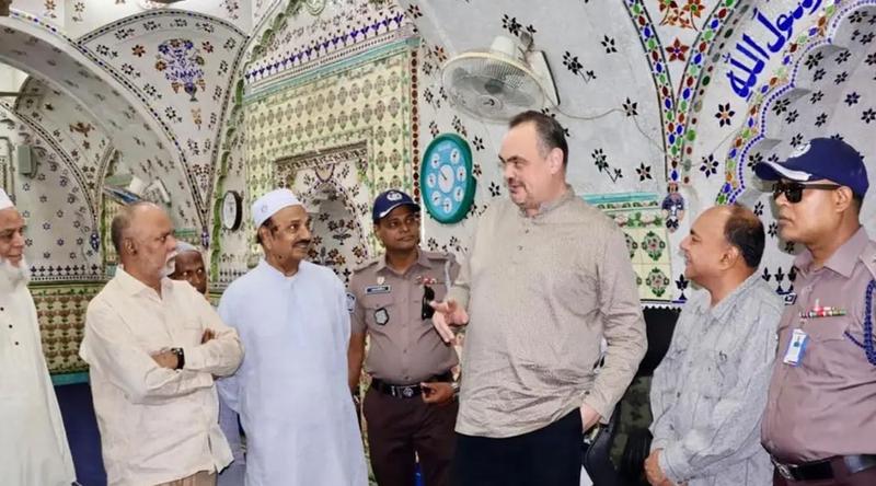 একদিনে রাজধানীর ৩ ধর্মীয় উপাসনালয় পরিদর্শন করলেন মার্কিন রাষ্ট্রদূত