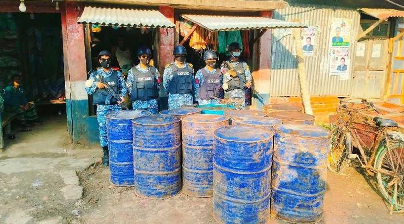 হাতিয়ায় অভিযান চালিয়ে ৩ হাজার লিটার জ্বালানি তেল জব্দ