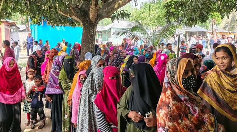 নারী ভোটারের উপস্থিতি বেশি, ধীরগতিতে চলছে ভোটগ্রহণ