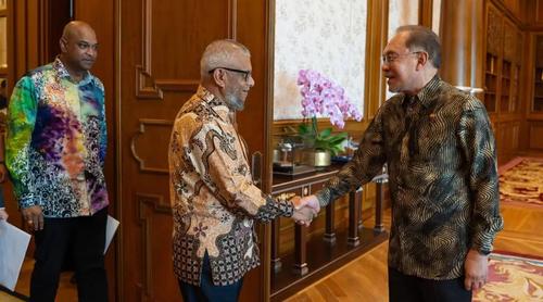 প্রধানমন্ত্রী তারেক রহমানকে মালয়েশিয়া সফরের আমন্ত্রণ আনোয়ার ইব্রাহিমের