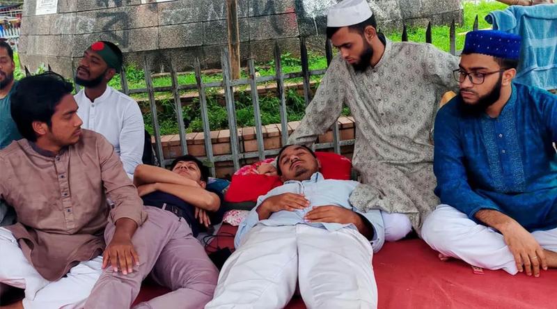 জুলাই সনদ ও গণভোটের রায় বাস্তবায়নের দাবিতে ঢাবি শিক্ষার্থীর অনশনের ২৩ ঘণ্টা