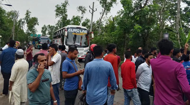 গোপালগঞ্জে পাম্পে তেল না পেয়ে ঢাকা-খুলনা মহাসড়ক অবরোধ