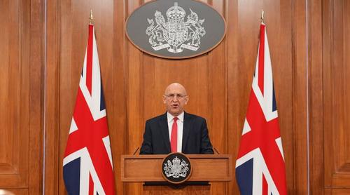 রুশ সাবমেরিনের তৎপরতা ঠেকাতে সেনা মোতায়েনের কথা জানাল যুক্তরাজ্য