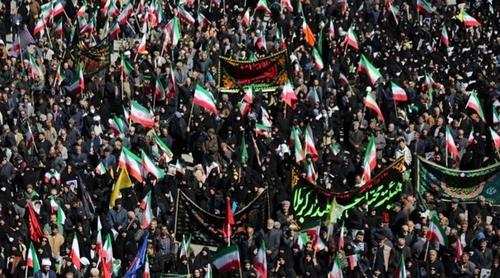 ইরানে আয়াতুল্লাহ আলি খামেনির স্মরণে জনতার ঢল