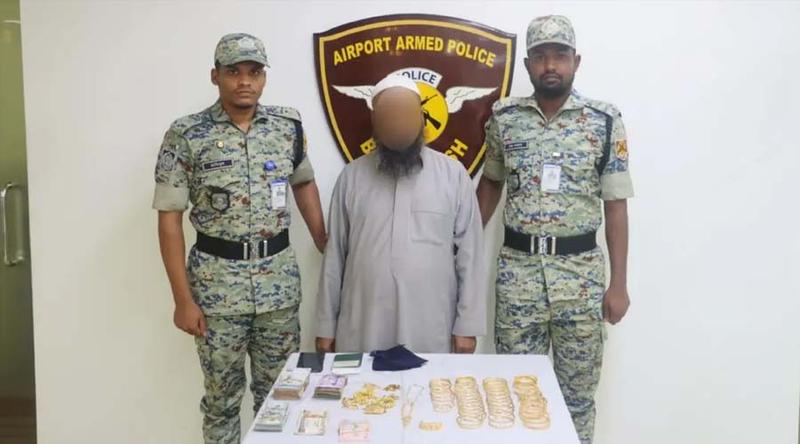 উমরাহ ফেরত যাত্রীর ব্যাগে মিলল স্বর্ণ-ডলার, বিমানবন্দরে গ্রেপ্তার