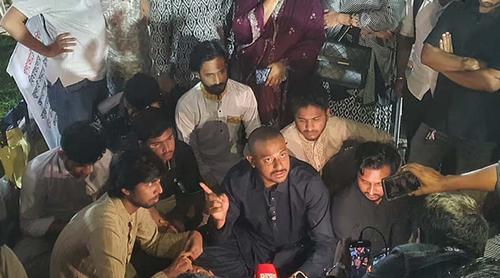 গণভোটের রায় বাস্তবায়নের দাবিতে অনশনে বসা শিক্ষার্থীদের প্রতি পাটওয়ারীর সংহতি