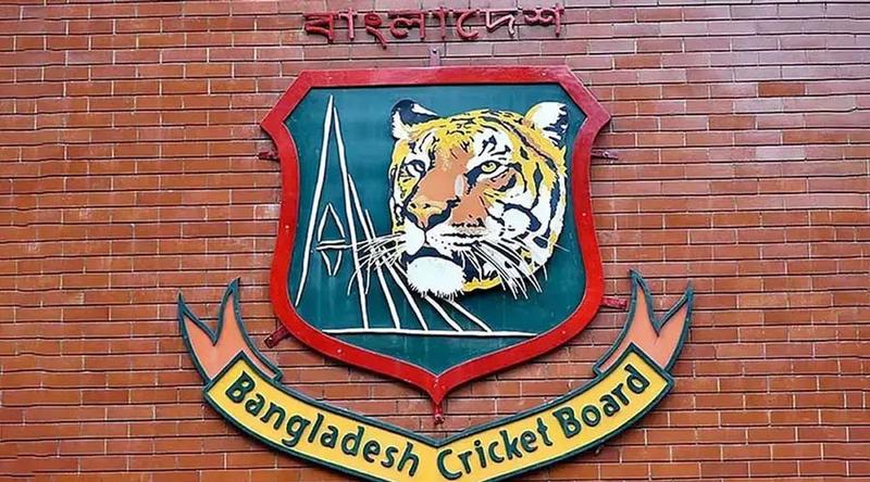 ঢাকা লিগ চলাকালীন মাঠের পাশে থাকবে আইসিইউ অ্যাম্বুলেন্স