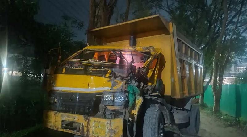 মধ্যরাতে শাবিপ্রবিতে ট্রাক দুর্ঘটনা, প্রাণে বাঁচলেন ২ শিক্ষার্থী