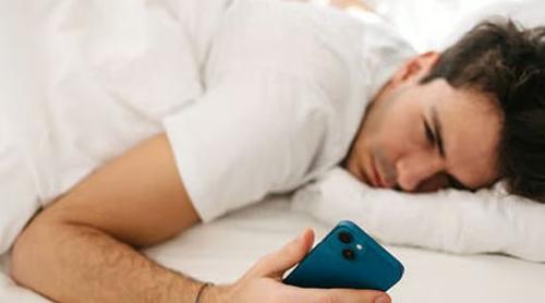 ঘুম থেকে উঠেই ফোন হাতে নেন? কী ক্ষতি হচ্ছে জানুন