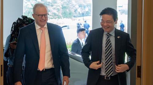 জ্বালানি নিরাপত্তা নিয়ে আলোচনায় সিঙ্গাপুরে অস্ট্রেলিয়ার প্রধানমন্ত্রী