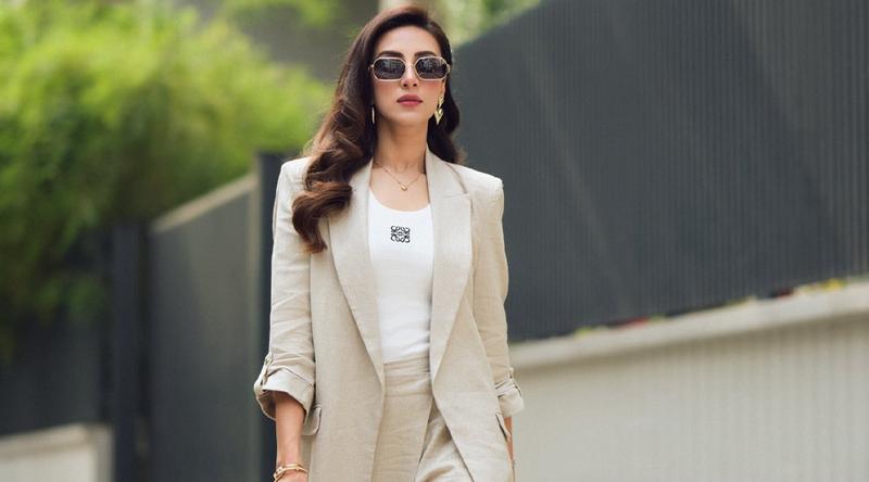 ফরমাল লুকে ধরা দিলেন মিম