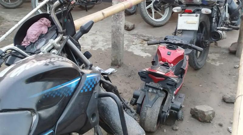 কুড়িগ্রামে তেলের লাইনে খেলনা মোটরসাইকেল