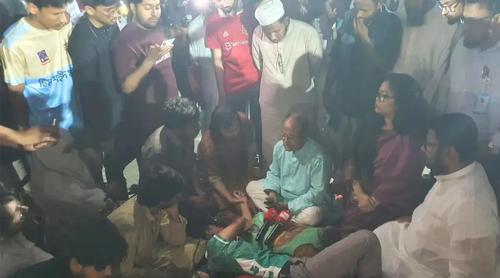 অনশনকারীদের শারীরিক অবস্থার অবনতি, খোঁজ নিতে গেলেন ঢাবি উপাচার্য