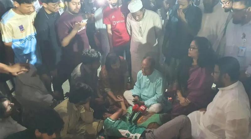 অনশনকারীদের শারীরিক অবস্থার অবনতি, খোঁজ নিতে গেলেন ঢাবি উপাচার্য