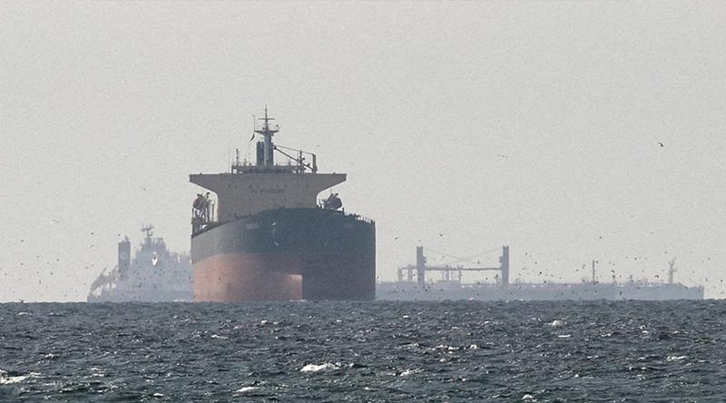 হরমুজে জাহাজ জট, আটকা প্রায় ৩২০০ জাহাজ