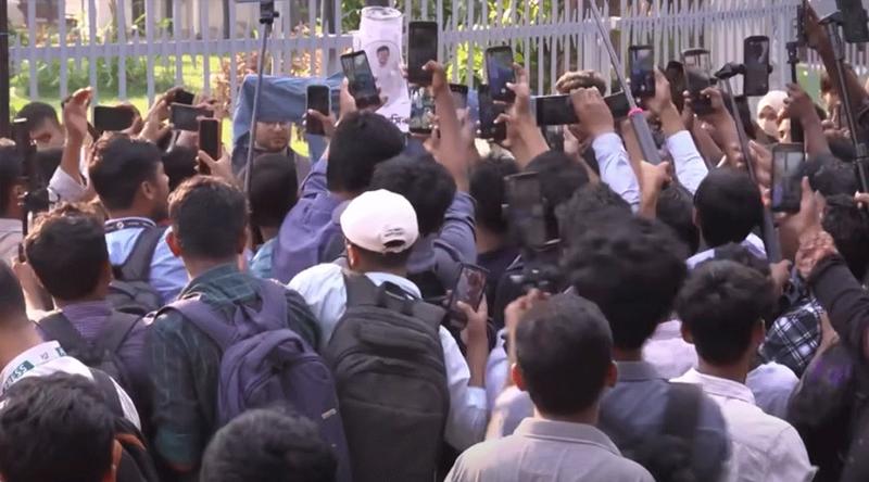 নাসীরুদ্দীনের কুশপুত্তলিকায় জুতা নিক্ষেপ করে তরুণদের প্রতিবাদ