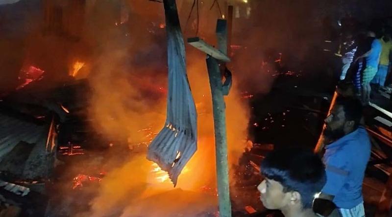 কুমিল্লায় ভয়াবহ অগ্নিকাণ্ড, ৮ দোকানে ব্যাপক ক্ষয়ক্ষতি